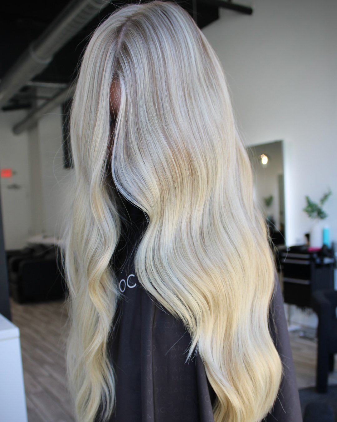 Blonding at Salon Blānc