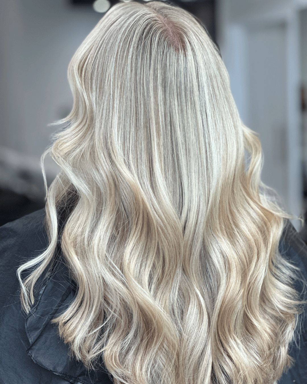 Blonding at Salon Blānc